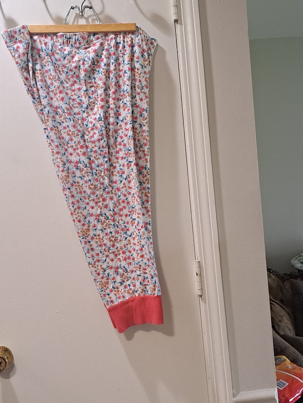 Coral Sleeveless Pj Set  with Floral Capri Bottoms EUC - Picture 7 of 10